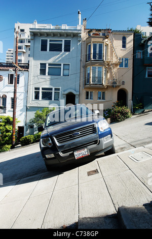 Ford SUV geparkt auf einem steilen Hügel Filbert Street, San Francisco, Kalifornien, USA, Nordamerika Stockfoto