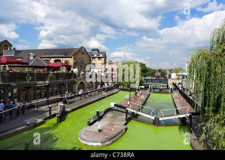 Canalside Bar und Camden Lock auf die Regents Canal im August 2011 wenn es mit grünen Wasserlinsen, Nord-London, UK befallen war Stockfoto