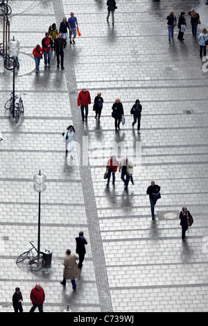 Menschen zu Fuß entlang Sendlingerstrasse, alte Stadt München, München, Bavaria, Germany, Deutschland, Europa Stockfoto