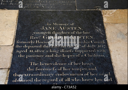 Grab der Schriftstellerin Jane Austen in das Kirchenschiff der Winchester Cathedral, Winchester, Hampshire, England, UK Stockfoto