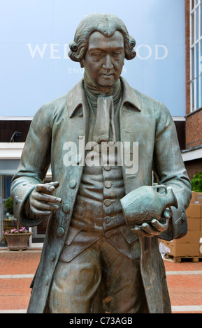 Statue von Josiah Wedgwood außerhalb Wedgwood Museum und Besucherzentrum am Wedgwood Fabrik in Barlaston, Stoke-on-Trent, Großbritannien Stockfoto