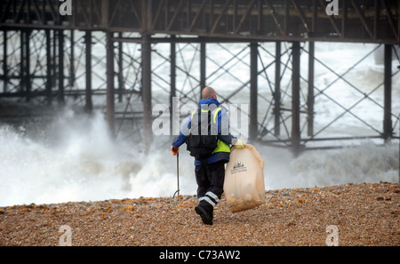 Brighton und Hove Stadtrat Arbeitnehmer noch aufräumen am Strand des Wurfes heute trotz starkem Wind und Regen UK Stockfoto