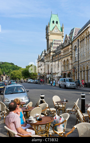 Cafe vor der Guildhall am Broadway in der Stadtzentrum, Winchester, Hampshire, England, UK Stockfoto