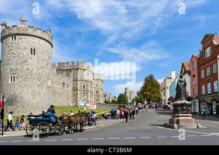 Windsor Castle von der High Street mit Statue der Königin Victoria im Vordergrund, Windsor, Berkshire, England, UK Stockfoto