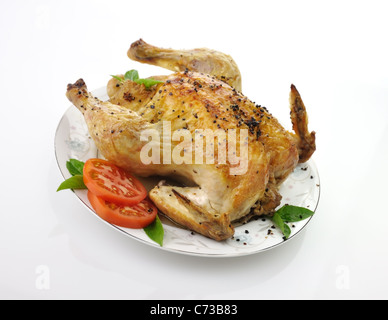 Gebratenes Huhn mit frischen Tomaten und Basilikum Stockfoto