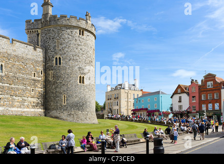 Windsor Castle von der High Street, Windsor, Berkshire, England, Vereinigtes Königreich Stockfoto