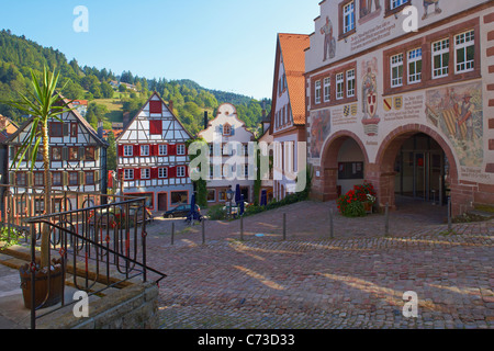 Fachwerkhäuser und das Rathaus auf dem Marktplatz in der Stadt von Schiltach Tal Kinzigtal südlichen Teil des Schwarzwald B Stockfoto