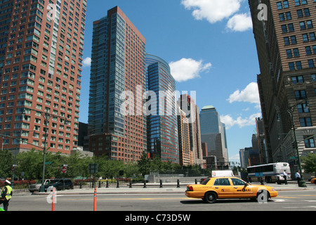 Ansicht von Gebäuden und Taxi in Weststraße / Hudson River Greenway von Batterie Pl / Battery Park, Lower Manhattan, New York City Stockfoto