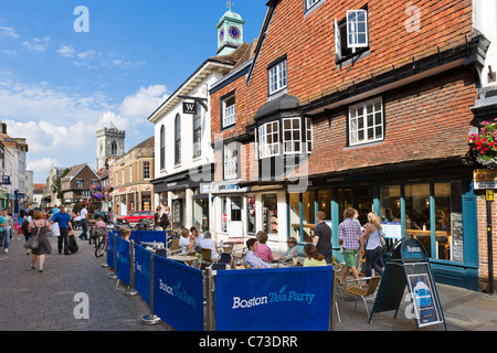 Café und Geschäfte auf der High Street in Salisbury, Wiltshire, England, UK Stockfoto