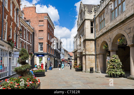 Geschäfte und die alte Markthalle in Square, Shrewsbury, Shropshire, England, Großbritannien Stockfoto