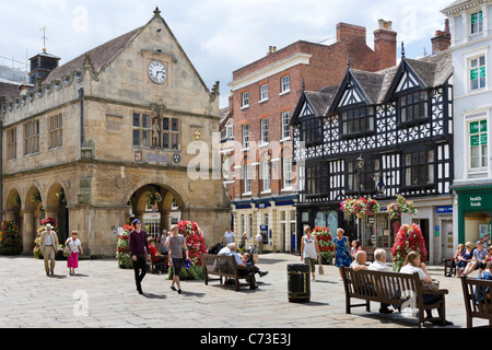 Geschäfte und die alte Markthalle in Square, Shrewsbury, Shropshire, England, Großbritannien Stockfoto