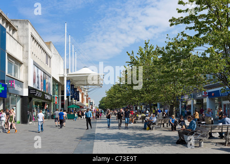 Geschäfte in der Haupteinkaufsstraße entfernt, über der Bar Street auf die QEII Meile, Southampton, Hampshire, England, UK Stockfoto