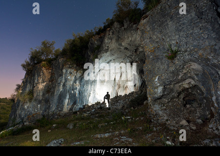 Kalksteinhöhlen, die Reste der großen Höhlen sind. Der Ort ist auch bekannt als ein Paradies für Kletterer. Casmilo, Portugal Stockfoto