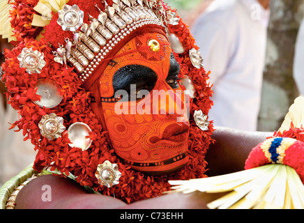 Indischer Mann, gekleidet wie ein Hindu-Gott an ein Theyyam Kerala Indien Stockfoto
