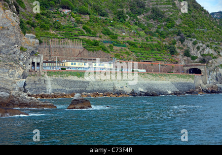 An der Küste von Fischerdorf Riomaggiore, Nationalpark Cinque Terre, UNESCO-Weltkulturerbe, Ligurien di Levante, Italien, Mittelmeer Stockfoto