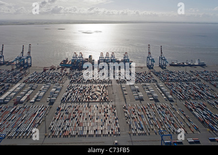 Luftaufnahme der Containerhafen, Container und Ladekrane in der Hintergrundbeleuchtung, Bremerhaven, Norddeutschland Stockfoto