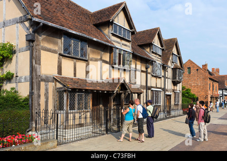 Touristen außerhalb der Geburtsort von William Shakespeare, Henley Street, Stratford-upon-Avon, Warwickshire, England, Großbritannien Stockfoto