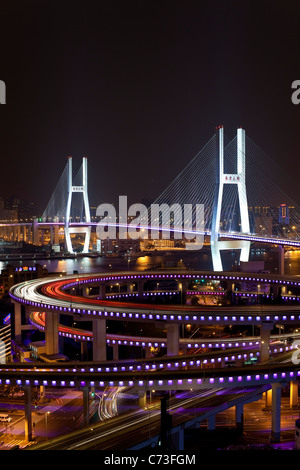 Große hohe Winkel geschossen Verkehr auf Nanpu-Brücke Spirale, beleuchtete Brücke in der Nacht, Shanghai, China Stockfoto