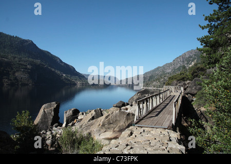 Eine Fußgängerbrücke auf die Spur zu Wapama Falls im Yosemite. Stockfoto