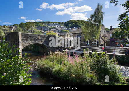 Brücke über einen Fluss in der Stadtzentrum, Hebden Bridge, Calder Valley, West Yorkshire, England, Vereinigtes Königreich Stockfoto