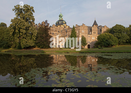 Bueckeburg Burg und Burggraben mit Reflexion, Bueckeburg, Niedersachsen, Norddeutschland Stockfoto