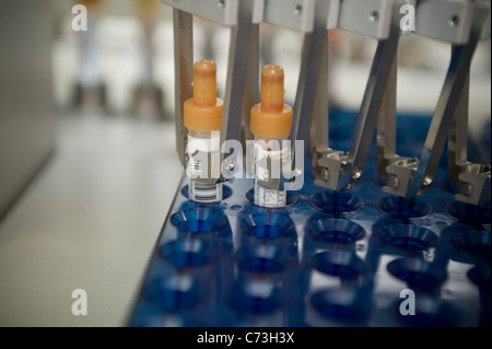 Blutproben in Maschine getestet Stockfoto