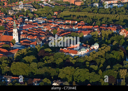 Luftbild von der alten Stadt Celle mit Schloss und Garten, Celle, Niedersachsen, Norddeutschland Stockfoto