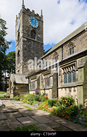 Haworth-Pfarrkirche mit Blick auf die Bronte Parsonage Museum, Haworth, West Yorkshire, England, UK Stockfoto