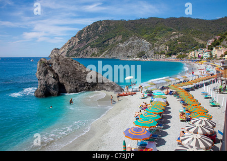 Rock am Badestrand von Monterosso al Mare, Cinque Terre, UNESCO-Weltkulturerbe, Ligurien di Levante, Italien, Mittelmeer, Europa Stockfoto