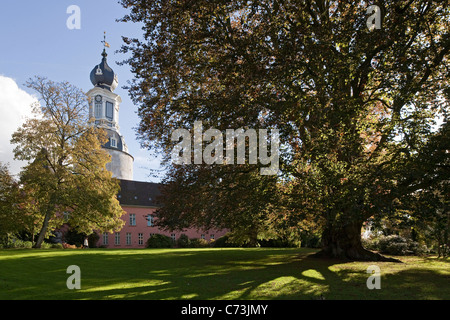 Blick auf Schloss Jever und der barocke Turm aus dem Park, Jever, Niedersachsen, Norddeutschland Stockfoto