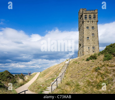 Victoria Tower auf dem Burgberg mit zwei jungen mit Fahrrädern unten, Huddersfield, West Yorkshire, England Stockfoto