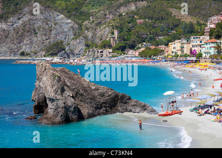 Rock am Badestrand von Monterosso al Mare, Cinque Terre, UNESCO-Weltkulturerbe, Ligurien di Levante, Italien, Mittelmeer, Europa Stockfoto