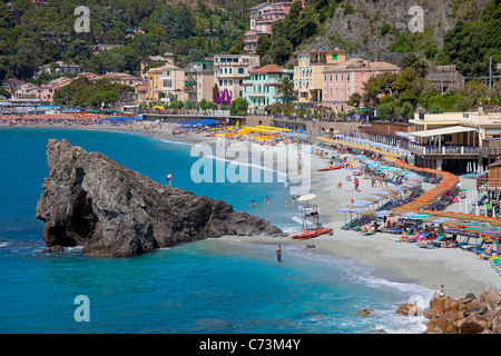 Rock am Badestrand von Monterosso al Mare, Cinque Terre, UNESCO-Weltkulturerbe, Ligurien di Levante, Italien, Mittelmeer, Europa Stockfoto