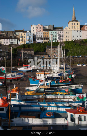 Boote und Yachten bei Ebbe im Hafen von Tenby. Stockfoto