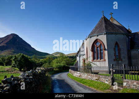 St.-Bartholomäus Kirche, Loweswater, mit Mellbreak in der Ferne, Nationalpark Lake District, Cumbria Stockfoto