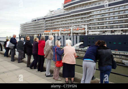 Menschen versammelten sich am Hafen zu sehen, die Queen Elizabeth in Liverpool Stockfoto