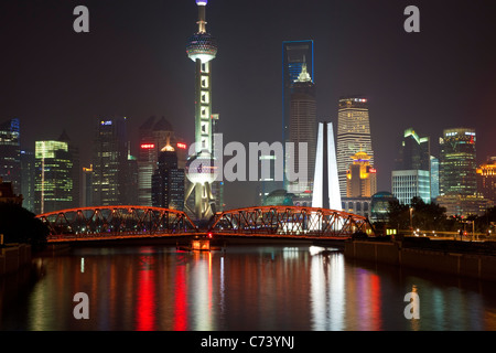 Neuen Pudong Skyline Waibaidu (Garten) Brücke über den Huangpu-Fluss aus der Bund in Shanghai suchen Stockfoto