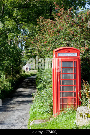 Telefonzelle auf der Spur an St.-Bartholomäus Kirche in Loweswater, Nationalpark Lake District, Cumbria Stockfoto