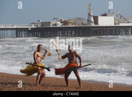 Zwei Fidschi Krieger gab Besucher nach Brighton Beach eine Überraschung, wenn sie für einen Spaziergang am Strand heute ging Stockfoto