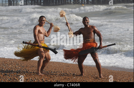 Zwei Fidschi Krieger gab Besucher nach Brighton Beach eine Überraschung, wenn sie für einen Spaziergang am Strand heute ging Stockfoto