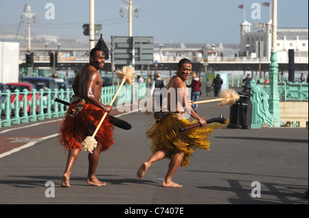 Zwei Fidschi Krieger gab Besucher nach Brighton Beach eine Überraschung, wenn sie für einen Spaziergang am Strand heute ging Stockfoto