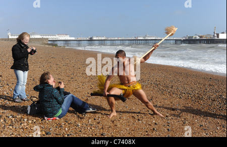 Zwei Fidschi Krieger gab Besucher nach Brighton Beach eine Überraschung, wenn sie für einen Spaziergang am Strand heute ging Stockfoto