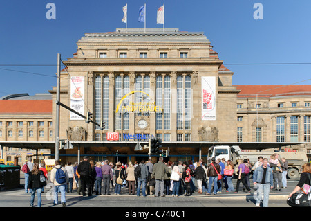 Fußgänger am Hauptbahnhof in Leipzig, Sachsen, Deutschland, Europa Stockfoto