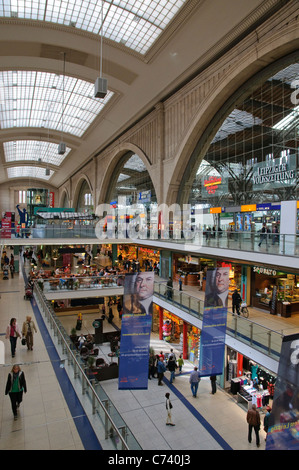 Geschäfte im Hauptbahnhof von Leipzig, Sachsen, Deutschland, Europa Stockfoto