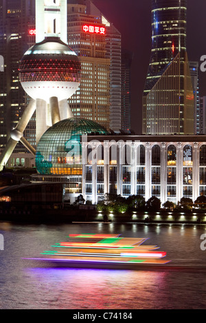 Neue Skyline von Pudong; Blick über den Huangpu-Fluss vom Bund; Shanghai; China Stockfoto