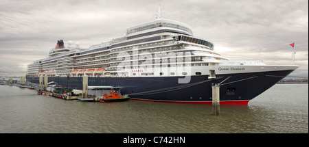 Cunard Liner Queen Elizabeth vertäut an Liverpool Stockfoto