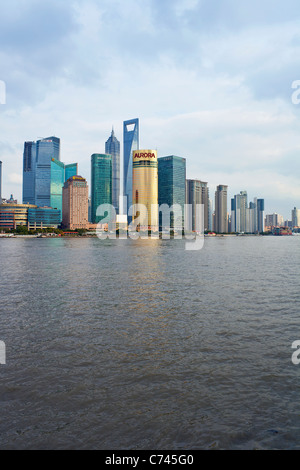 Neue Skyline von Pudong, Blick über den Huangpu-Fluss vom Bund, Shanghai, China Stockfoto