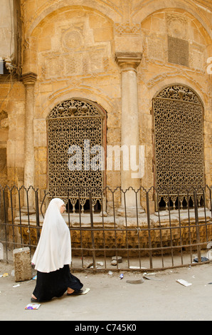 Straßenszene mit verschleierte Frau in alte Stadt Kairo. Stockfoto