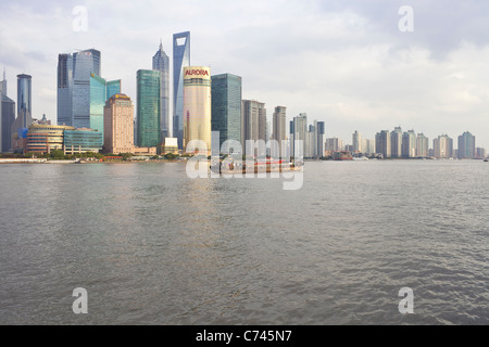 Neue Skyline von Pudong; Blick über den Huangpu-Fluss vom Bund; Shanghai; China Stockfoto