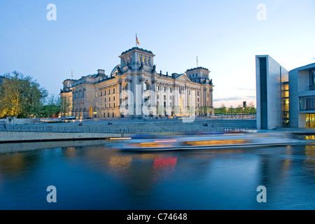 Der Reichstag, gesehen von der Spree Berlin Deutschland Stockfoto